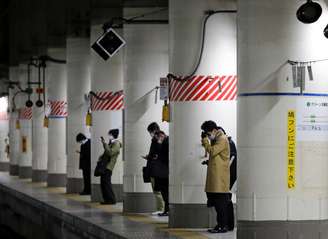 Com máscaras de proteção, usuários do transporte público aguardam trem em estação em Tóquio
05/01/2021
REUTERS/Issei Kato
