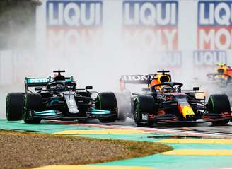 Um dos momentos decisivos em Ímola: Verstappen supera Hamilton pouco depois da largada em Ímola 