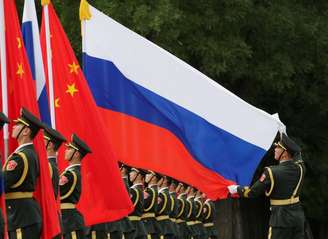 Militares chineses estendem bandeiras de China e Rússia durante solenidade em Pequim 
08/06/2018
REUTERS/Jason Lee