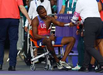 Noah Lyles deixou o local usando cadeira de rodas