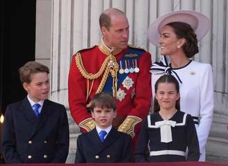 Príncipe George, príncipe William, príncipe Louis, princesa Charlotte e Kate Middleton