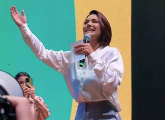 Gastos com viagens e programa de voluntariado gerido por Michelle Bolsonaro são contestados por deputado