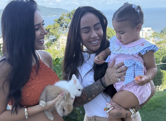 Rafaella deu dois coelhos de presente para Mavie