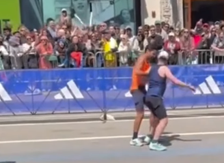 Brasileiro ajuda competidor a terminar a Maratona de Boston