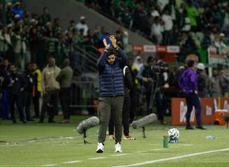 Abel Ferreira aplaude torcedores do Palmeiras após xingamentos