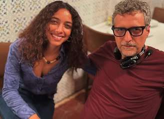 Alice Carvalho e Kleber Mendonça Filho nos bastidores de 'O Agente Secreto'.