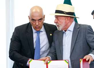 Presidente Lula e o ministra Alexandre de Moraes durante sanção do PL 4.300/2025, que amplia a divulgação dos canais de denúncia de violência contra a mulher