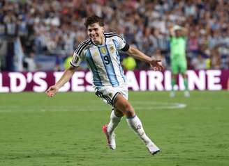 Julian Alvarez em ação pela Argentina. (Photo by Carl Recine/Getty Images)