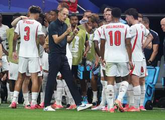 Thomas Tuchel passa instruções para jogadores da Inglaterra em uma das pausas hidratação contra a RD Congo - 