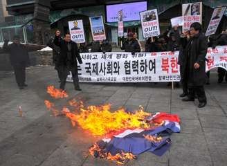 Ativistas queimam bandeira da Coreia do Norte durante um protesto em Seul, na Coreia do Sul