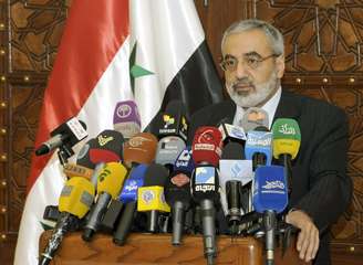 O ministro Al-Zoubi concede entrevista coletiva em Damasco