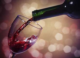 <p>O padrão de consumo diário recomendado de vinho tinto é uma taça de 150 mililitros para as mulheres e até duas taças para os homens</p>