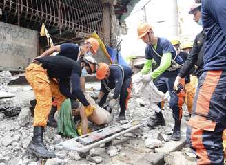 Equipes de resgate socorrem vítimas após terremoto