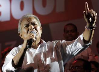 Salvador Sanchez Cerén, candidato à presidência de El Salvador pela Frente Farabundo Marti de Libertação Nacional (FMLN), em discurso após o resultado da eleição, neste domingo, 9 de março