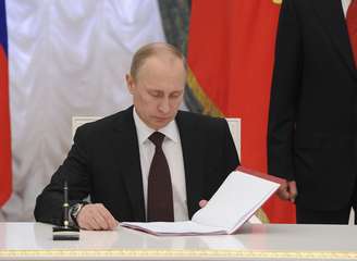 <p>Putin ratificou juridicamente a incorporação da Crimeia e Sebastopol à Federação da Rússia, contrariando países do Ocidente, que não reconhecem o resultado do referendo crimeano</p>