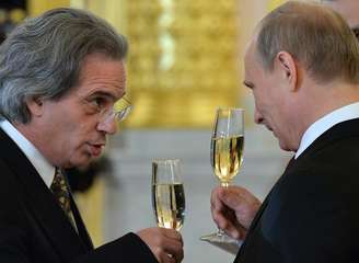 <p>Putin e Anselmo Tettamanti brindam em evento  que concedeu carta a embaixadores na Rússia, no palácio Grand Kremellin</p>