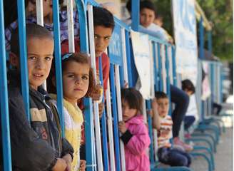 <p>Crianças refugiadas sírias aguardam no escritório do Alto Comissariado das Nações Unidas para os Refugiados no Líbano para serem registradas em um campo de refugiados, em 30 de maio de 2014</p>