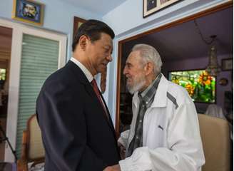 Segundo a televisão estatal da ilha, o ex-presidente cubano e Xi Jinping tiveram um "encontro fraternal"
