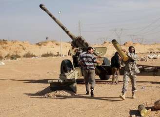 Combatentes do Amanhecer Líbio preparam canhão de artilharia  perto de Sirte, na Líbia. 19/03/2015