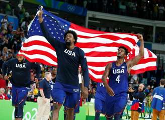 Jogadores dos Estados Unidos comemoram a conquista do ouro, com vitória sobre a Sérvia na final, na Rio 2016