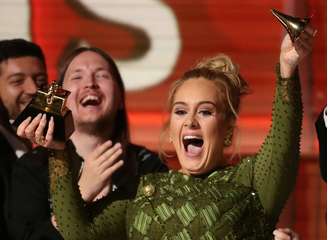 Adele quebrou um de seus troféus no Grammy.