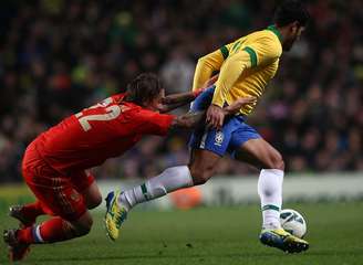 Hulk tenta passar pela marcação russa no amistoso Brasil x Rússia, disputado em 2013.