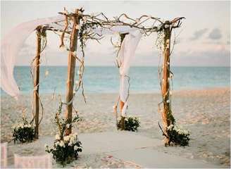 1. A decoração de casamento na praia comumente tem detalhes bem rústicos.