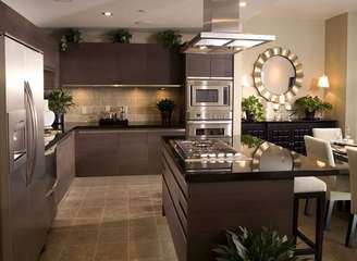 1. Moderna e sofisticada cozinha com granito preto