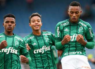 Ramon, Vitinho e Fabricio comemoram durante vitória do Palmeiras sub-17 (Foto; Divulgação/Palmeiras)