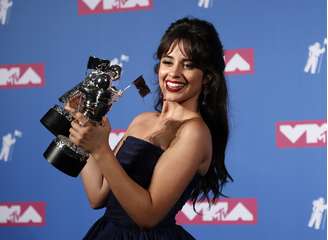 Camila Cabello posa com prêmios do VMA em Nova York, Estados Unidos 20/08/2018 REUTERS/Carlo Allegri 