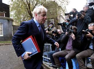 Pemiê britânico, Boris Johnson, chega para reunião semanal de gabinete em Londres
20/10/2020 REUTERS/Toby Melville