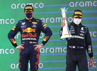 A face da derrota de Max Verstappen em contraste com a glória de Lewis Hamilton na Espanha 