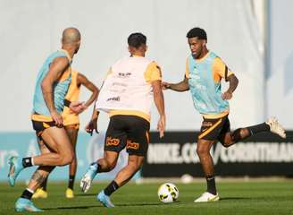 Experientes, Gil e Fábio Santos (foto) participaram do treinamento desta manhã (Foto: Rodrigo Coca/Ag.Corinthians)