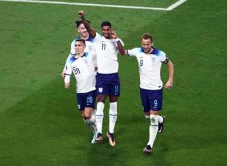 Jogadores da Inglaterra celebram goleada contra o Irã