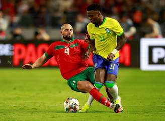 Sofyan Amrabat, do Marrocos, comete falta em Vini Junior em amistoso neste sábado, 25.