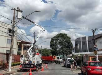 Parte dos moradores da Grande São Paulo está sem energia mais de 48 horas depois de temporal.