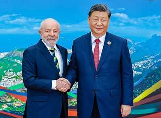 O presidente Luiz Inácio Lula da Silva cumprimenta Xi Jinping, da China, durante encontro do G-20.