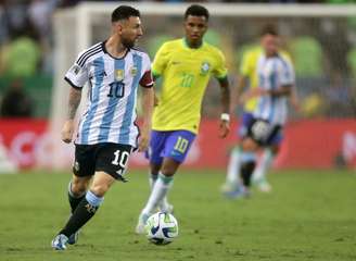 Lionel Messi compartilhou nas redes sociais uma foto com coleção de camisas da Argentina.