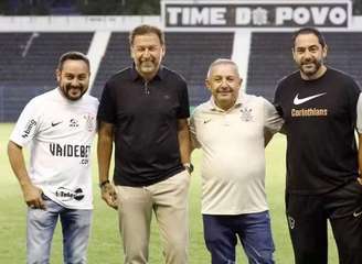 Claudinei Alves (diretor de base do Corinthians), Augusto Melo (presidente) Valmir Costa (diretor-ajunto da base) e Chicão (coordenador de transição).