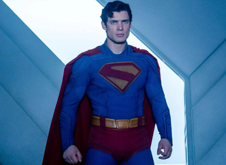 Superman usa cueca vermelha por cima da calça