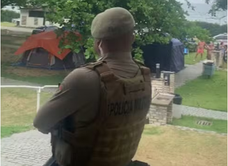 Homem é detido sem roupa após proibição do nudismo em praia de Balneário Camboriú