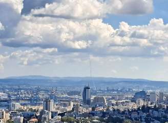  Sistemas de defesa aérea israelenses interceptaram e destruíram vários mísseis sobre o espaço aéreo de Haifa, Israel, após o exército israelense anunciar a detecção de um ataque retaliatório com mísseis vindos do Irã neste sábado, 28.
