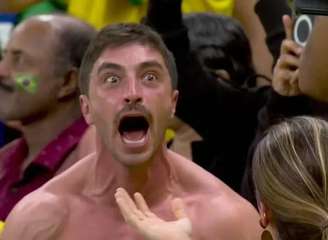 Torcedor gritando.