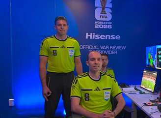 Australiano Shaun Evans (à esq.) fez gesto durante apresentação da cabine do VAR em jogo Alemanha x Curaçao.