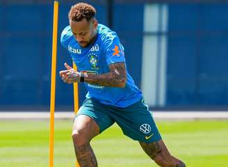 Neymar faz trabalho com bola