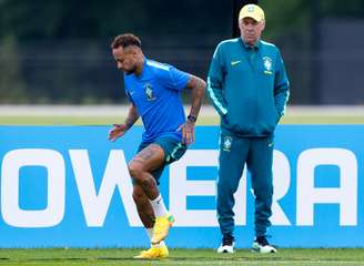 Ancelotti observa Neymar durante treino da Seleção
