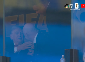 Ronaldo leva taça da Copa do Mundo até Trump
