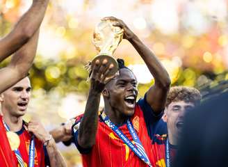 Nico Williams comemora título da Espanha 