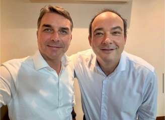 O senador Flávio Bolsonaro (PL-RJ) e o empresário Flávio Roscoe
