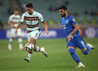 Mahir Emreli, do Azerbaijão, durante partida contra Portugal pelas Eliminatórias da Copa do Mundo. 